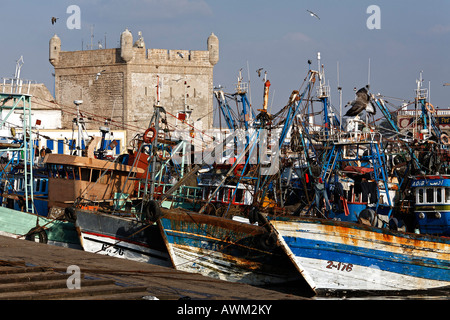 Malerischer Fischerhafen und Turm der Scala du Port Fortress, Essaouira, Marokko, Afrika Stockfoto