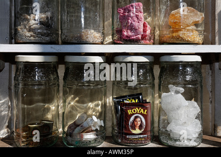 Mineralien und Henna gespeichert in Gläsern in einer Berber-Apotheke, historische Medina Viertel, Marrakesch, Marokko, Afrika Stockfoto