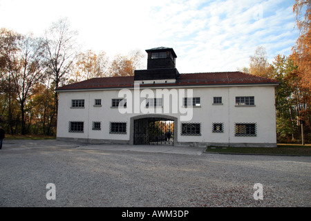 Das Wachhaus Eingang zu der ehemaligen deutschen Konzentrationslager Dachau, München, Deutschland. Stockfoto