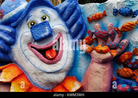 Pappmaché Clown werfen Süßigkeiten, Karnevalsumzug (Fasching) in Düsseldorf, Nordrhein-Westfalen, Deutschland, Europa Stockfoto