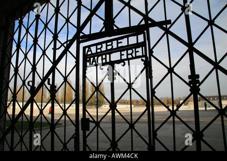 Die wichtigsten Tore auf der Guardhouase in der ehemaligen deutschen Konzentrationslager Dachau, München, Deutschland. Stockfoto