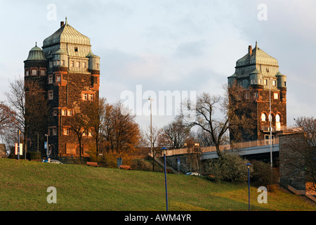 Historische Brückentürme der Friedrich-Ebert-Brücke, Duisburg-Ruhrort, NRW Stockfoto