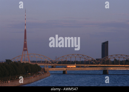 Fernsehturm auf der Brücke, Fluss Daugava, Riga, Lettland Stockfoto