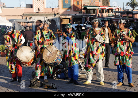 Gnaoua Musiker auf Djemaa el-Fna, Marrakesch, Marokko, Afrika Stockfoto