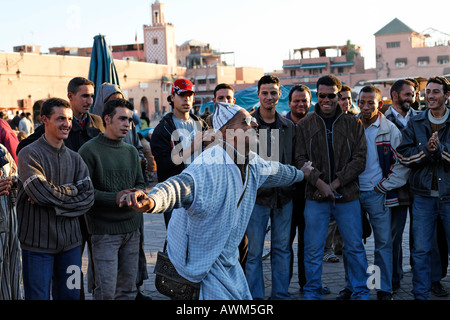 Berber Clown vor Zuschauern, Djemaa el-Fna, Marrakesch, Marokko, Afrika Stockfoto