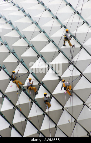 Dach Reinigung am Theater an der Bucht Singapur Stockfoto