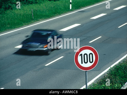 Erhöhte Ansicht des Autos auf der Autobahn mit Tempolimit Schild am Straßenrand Stockfoto