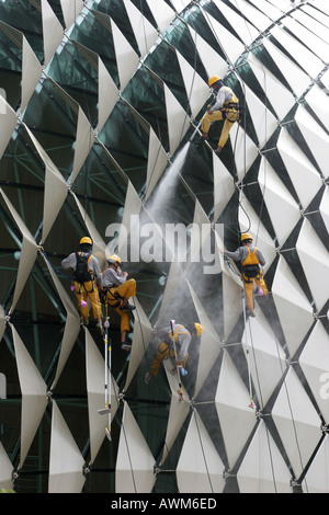 Dach Reinigung am Theater an der Bucht Singapur Stockfoto