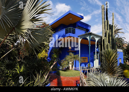 Strahlend blaue Villa in den Gärten von Jardin Majorelle, Marrakesch, Marokko, Afrika Stockfoto