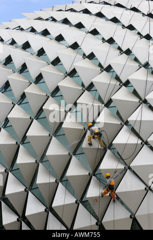 Dach Reinigung am Theater an der Bucht Singapur Stockfoto