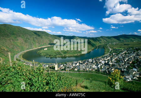 Luftaufnahme der Fluss fließt durch Landschaft, Mosel, Bremm, Rheinland-Pfalz, Deutschland Stockfoto