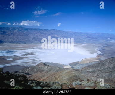 Salzsee in der Nähe eines Berges, Badwater, Death Valley Nationalpark, Death Valley, Kalifornien, USA Stockfoto