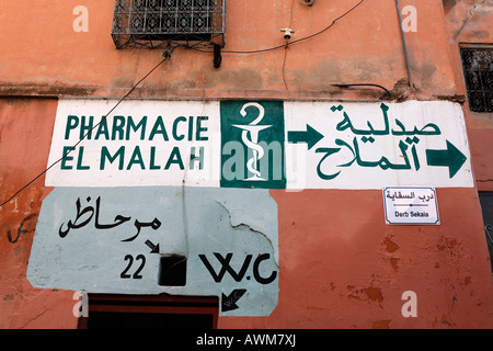 Fingerpost Apotheke und WC, an einer Wand gemalt, alten jüdischen Stadtbezirk Mellah, Medina, Marrakesch, Marokko, Afrika Stockfoto