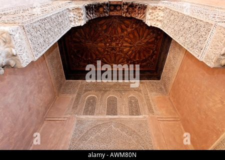 Stuck-Arbeit und Holzdecke, kleines Mausoleum der Saadien Gräber, Medina, Marokko, Afrika Stockfoto