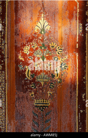 Florale Ornamente auf einer hölzernen Türverkleidung, Palais De La Bahia, Medina, Marrakesch, Marokko, Afrika Stockfoto
