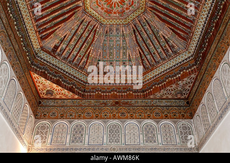 Dekorative Holzdecke und Wände mit Stuckarbeiten, Palais de la Bahia, Medina, Marrakesch, Marokko, Afrika Stockfoto