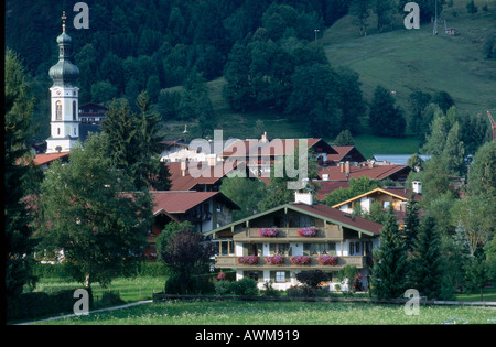 Kirche im Dorf, Chiemgau, Bayern, Deutschland Stockfoto