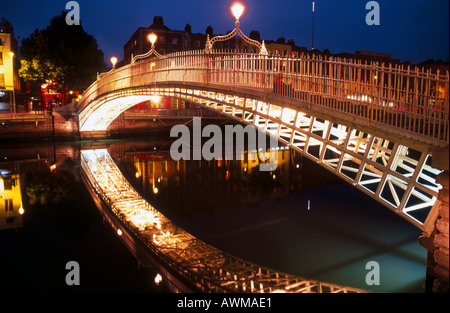Brücke über den Fluss, Ha'penny Brücke, Dublin, Irland Stockfoto