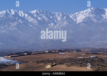 Gebäude in der Nähe von Gebirge, Hindukusch Gebirge, Kabul, Afghanistan Stockfoto