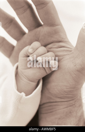 Nahaufnahme eines Mannes Hand des Babys Hand berühren Stockfoto