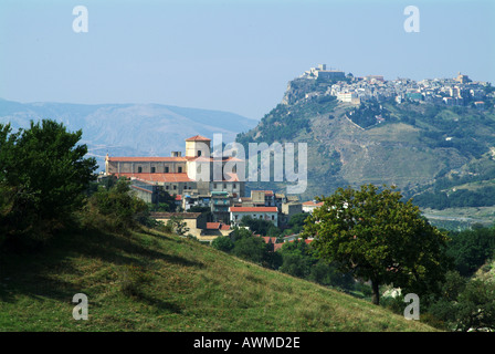 Gebäude in den Bergen, Monti Sicani, Chiusa Sclafani, Äolischen Inseln, Sizilien, Italien Stockfoto