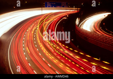 Erhöhte Ansicht des Verkehrs auf der Autobahn bei Nacht Stockfoto