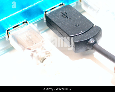 Nahaufnahme des USB-Kabels an den Laptop angeschlossen Stockfoto