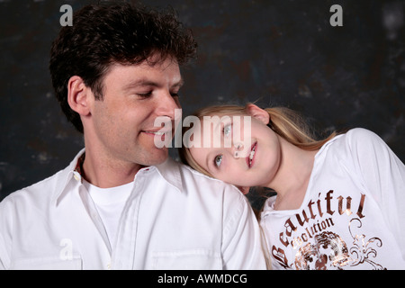 Tochter liebevoll den Kopf auf ihres Vaters Schulter ruht Stockfoto