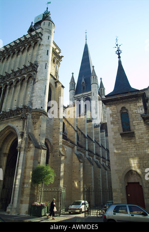 Niedrigen Winkel Ansicht der Kathedrale, Kathedrale von Dijon, Dijon, Departement Côte-d ' or, Frankreich Stockfoto