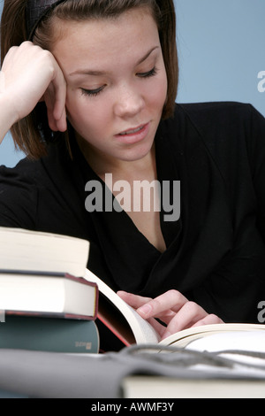 Junge Mädchen, die ihre Hausaufgaben Stockfoto