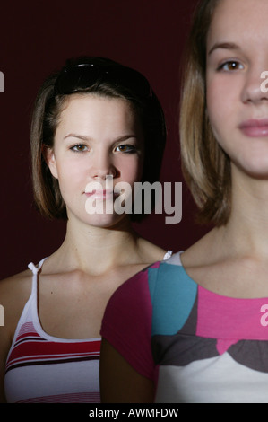 Zwei Mädchen, pre-teen, frühen Teens, Lächeln Stockfoto