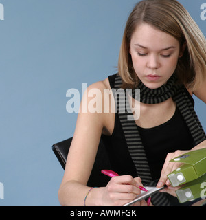 Junge Mädchen, die ihre Hausaufgaben Stockfoto