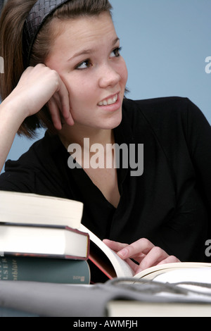 Junge Mädchen, die ihre Hausaufgaben Stockfoto