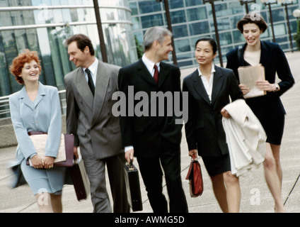 Gruppe von Geschäftsleuten, die nebeneinander Stockfoto