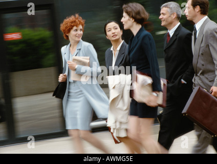 Gruppe von Geschäftsleuten nebeneinander, verschwommen Stockfoto