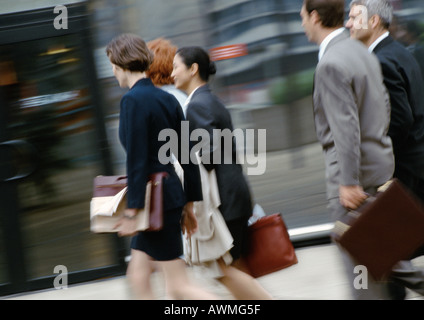 Gruppe von Menschen zu Fuß, Side Geschäftsansicht, unscharf Stockfoto