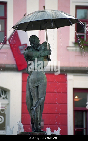 Skulptur eines küssenden Paares vor dem Rathaus in Tartu, Estland Stockfoto