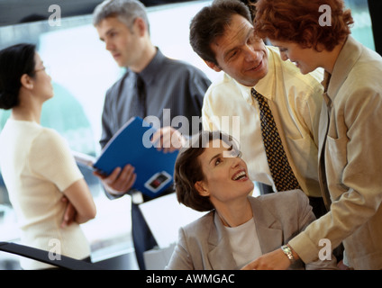 Gruppe von Geschäftsleuten im Büro Stockfoto
