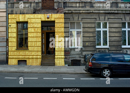 Zum Teil restaurierten Fassade auf einem beschädigten Gebäude Stockfoto