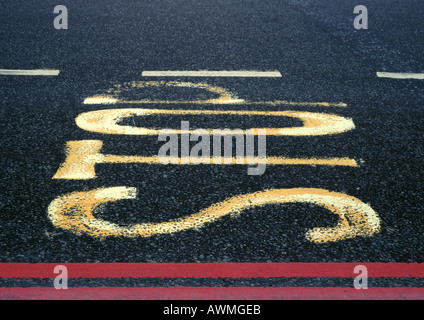 Stop Text gemalt auf Asphalt, Nahaufnahme Stockfoto