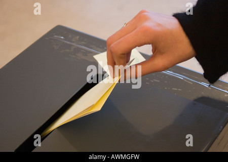 Hand fallen Stimmzettel in die Wahlurne Stockfoto