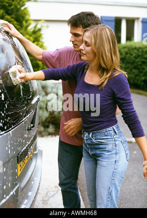 Mann und Frau Waschen Auto Stockfoto