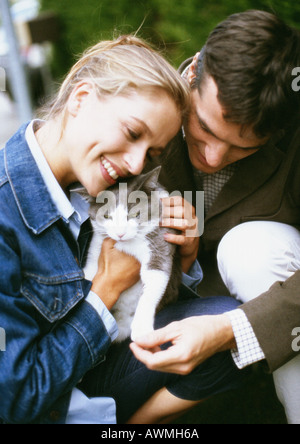 Mann und Frau halten Katze, close-up Stockfoto