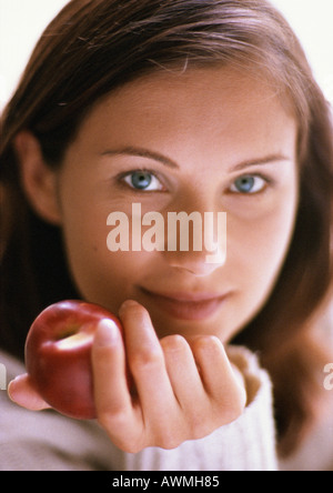 Weibes Kopf, Hand Holding roten Apfel, close-up Stockfoto
