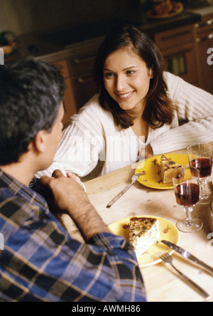 Mann und Frau am Tisch, Fokus auf Frau im Hintergrund Stockfoto