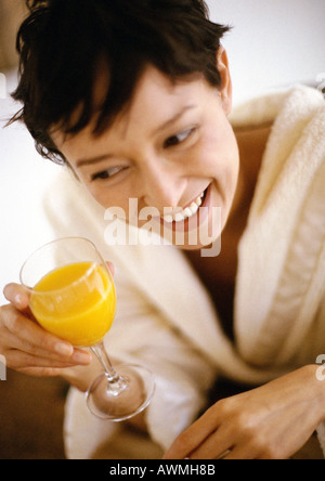 Frau mit Glas Saft, Lächeln, erhöhte Ansicht, close-up Stockfoto