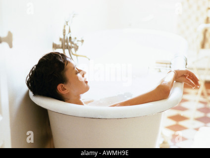 Frau, die Badewanne, Rückansicht, Nahaufnahme Stockfoto
