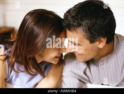 Frau und Mann lächelnd, Stirn und Nase berühren, Seitenansicht, Nahaufnahme Stockfoto