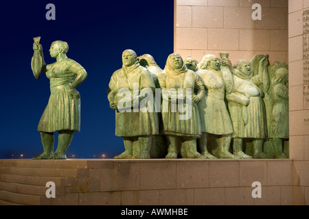 Eine Bronzestatue in Póvoa de Varzim Portugal die Frauen der Fischer der Stadt gewidmet. Stockfoto