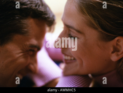 Mann und Frau lächelnd, Nahaufnahme, Seitenansicht Stockfoto